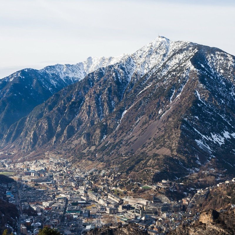 Fotografia das montanhas e do vale de Andorra