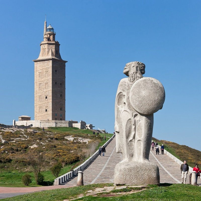 Fotografia da Torre de Hércules e da estátua de Breogán, na Corunha