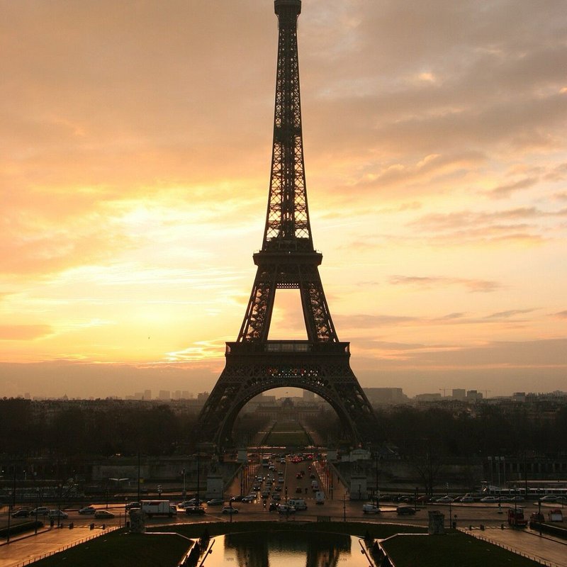 Fotografia da Torre Eiffel ao pôr do sol, em Paris